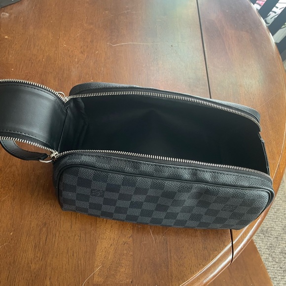 Louis Vuitton - Picture 4 of 5